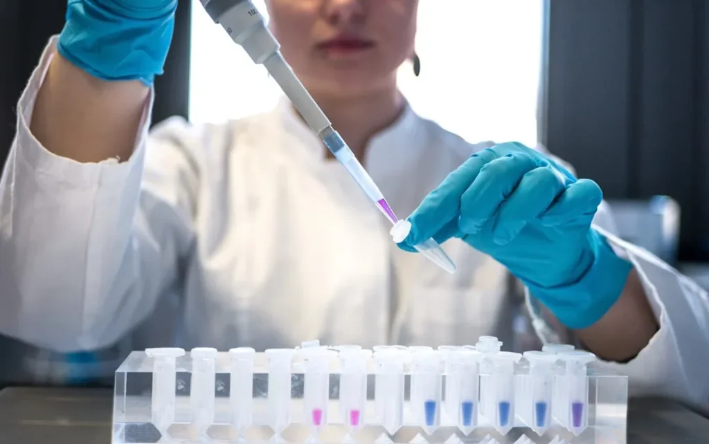 CRISPR ജീൻ എഡിറ്റിംഗ് ഗവേഷണം നടത്തുന്ന ലാബ് ശാസ്ത്രജ്ഞ