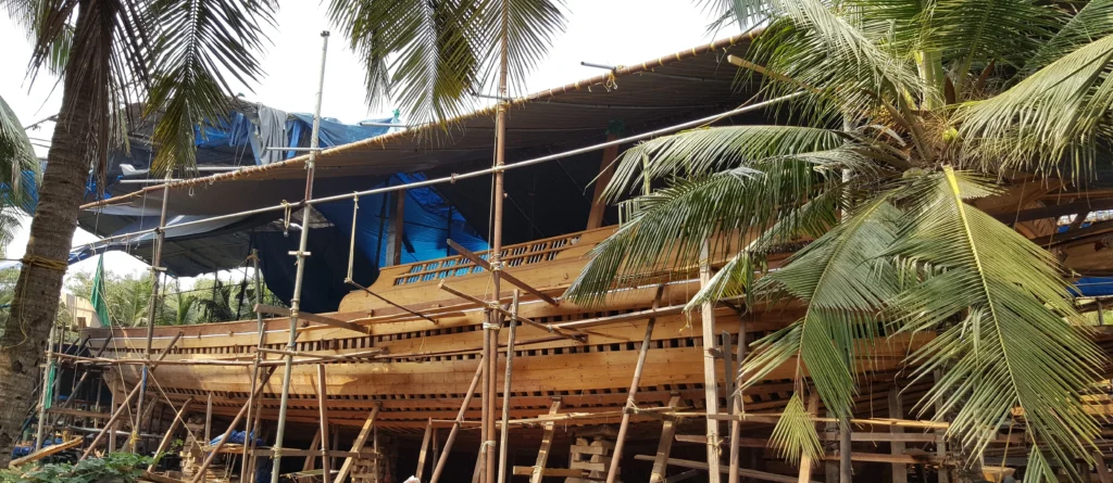 കോഴിക്കോട് ബേപ്പൂരിൽ ചാലിയാർ പുഴയുടെ തീരത്ത് തടിയിൽ നിർമ്മിക്കുന്ന പരമ്പരാഗത ഉരു