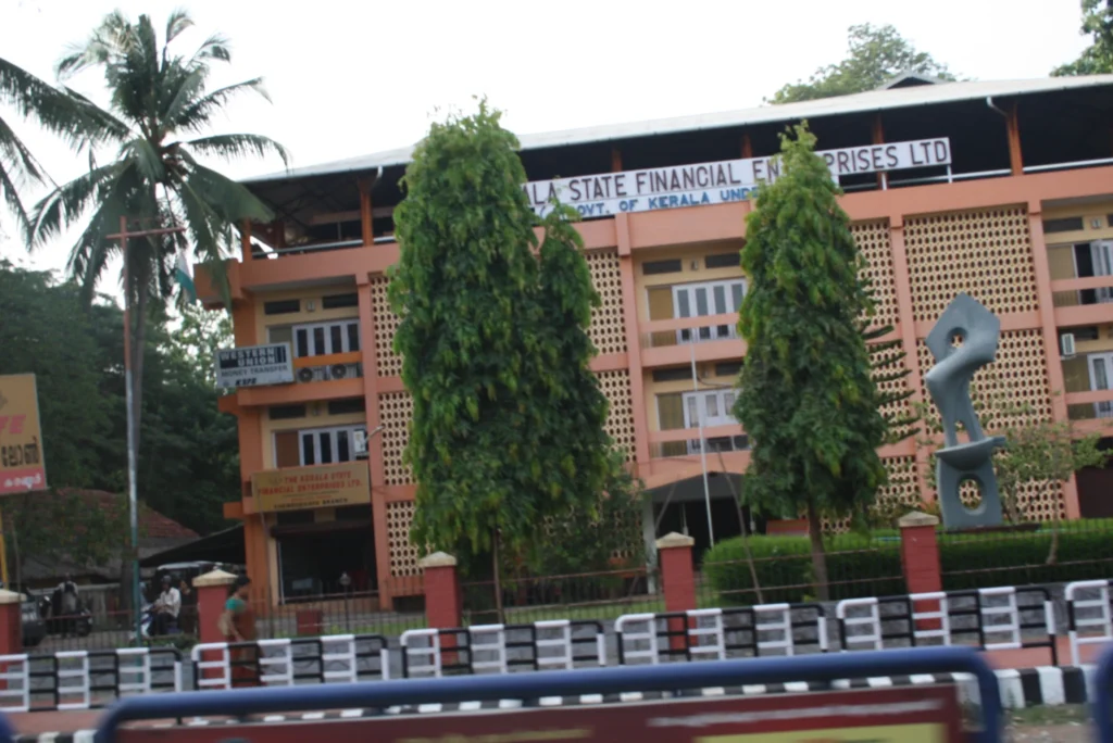 കെഎസ്എഫ്ഇ ശാഖയിൽ ചിട്ടി ഇടപാടുകൾ നടത്തുന്ന ഉപഭോക്താക്കൾ