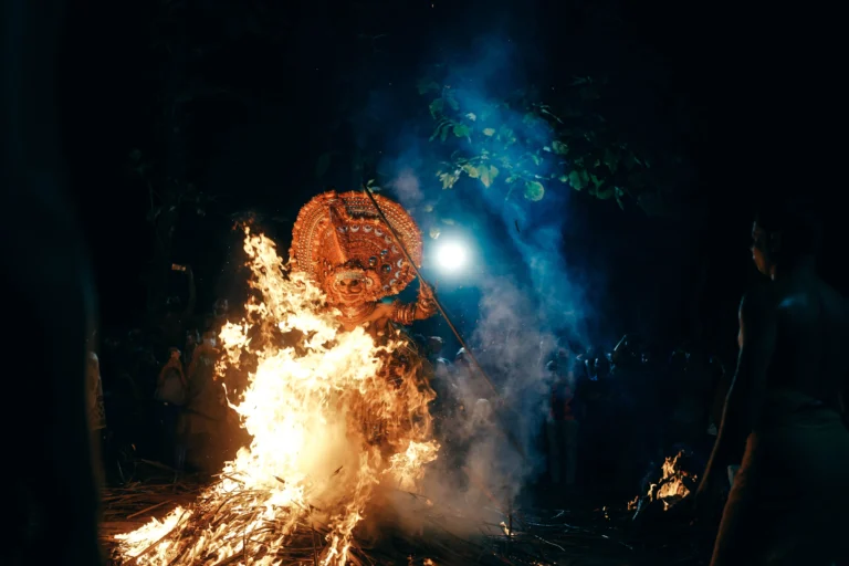 കണ്ണൂരിലെ കാവിൽ ചുവന്ന ആടയാഭരണങ്ങളും മുഖത്തെഴുത്തുമായി ഉറഞ്ഞാടുന്ന തെയ്യം