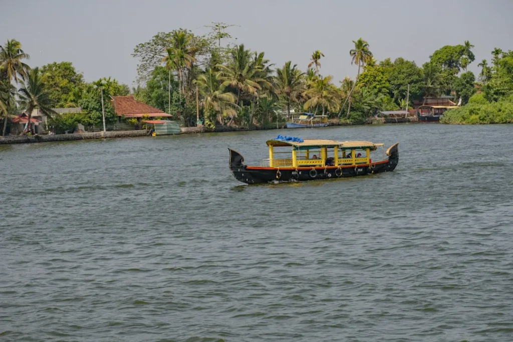 കൊച്ചി വാട്ടർ മെട്രോ ബോട്ട് കായലിൽ സഞ്ചരിക്കുന്നു