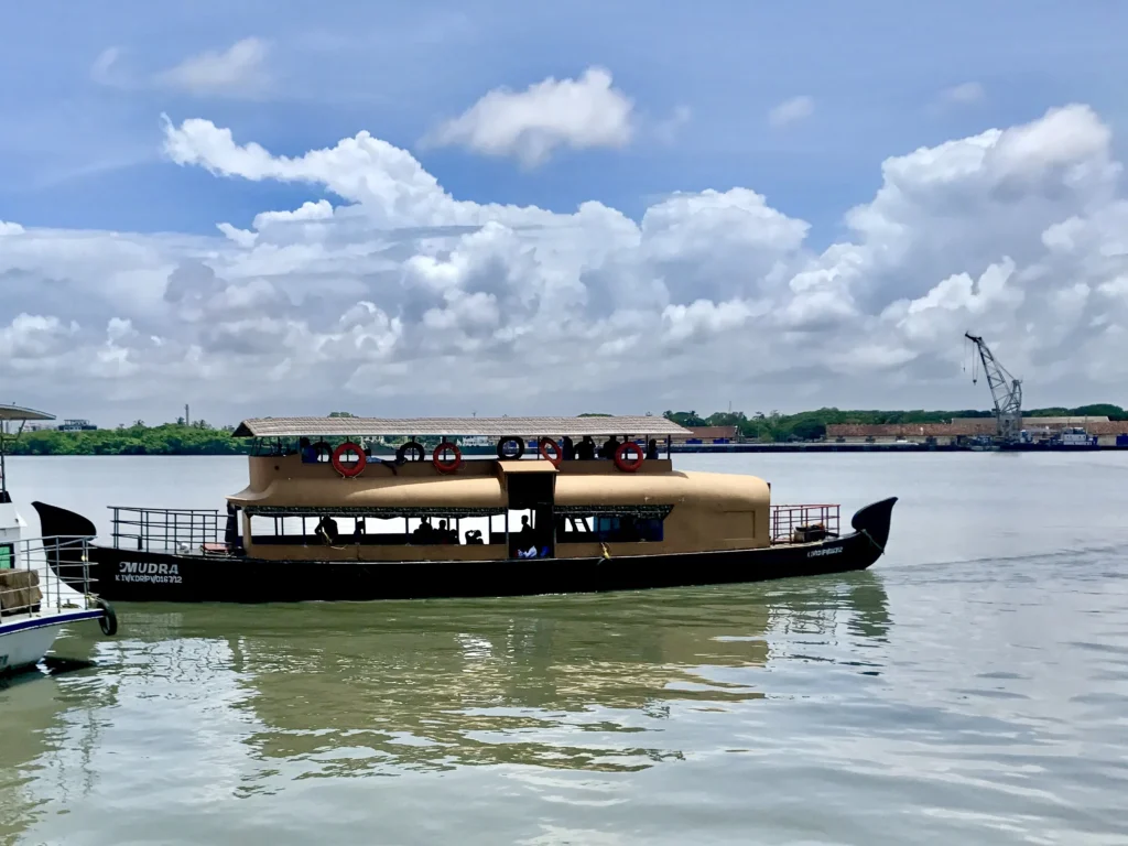 കൊച്ചിൻ ഷിപ്പ്‌യാർഡിലെ ഡ്രൈ ഡോക്കിൽ നിർമ്മാണത്തിലിരിക്കുന്ന വലിയ കപ്പൽ