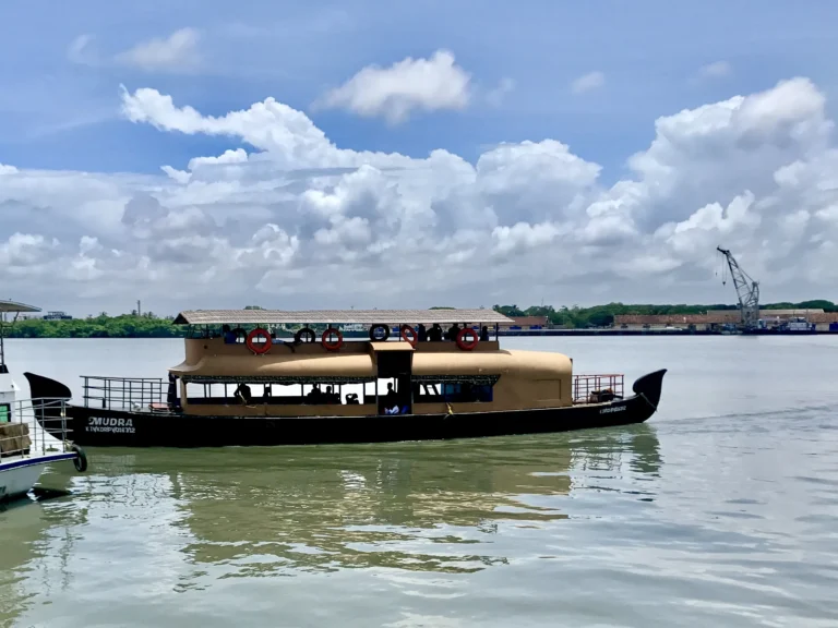 കൊച്ചിൻ ഷിപ്പ്‌യാർഡിലെ ഡ്രൈ ഡോക്കിൽ നിർമ്മാണത്തിലിരിക്കുന്ന വലിയ കപ്പൽ