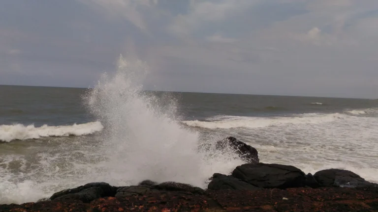 ബോംബെ സിനിമയിലൂടെ പ്രശസ്തമായ കാസർകോട്ടെ ചരിത്രപ്രസിദ്ധമായ ബേക്കൽ കോട്ട