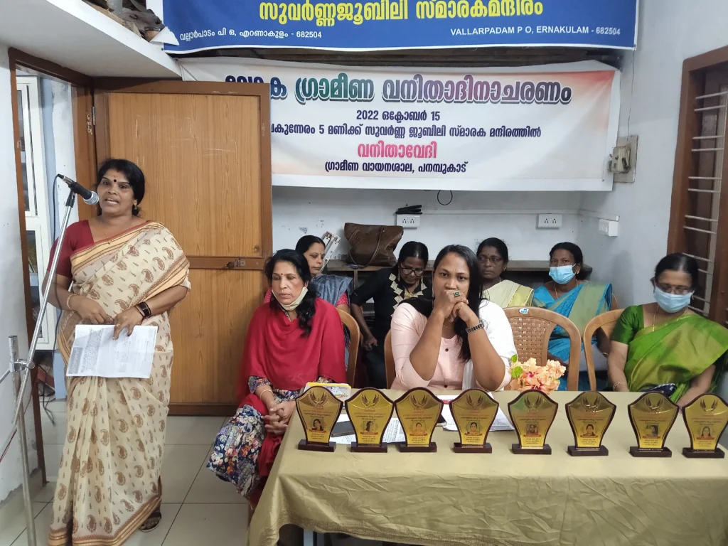 കേരളത്തിലെ ഒരു ഗ്രാമീണ വായനശാലയിൽ പത്രങ്ങളും പുസ്തകങ്ങളും വായിക്കുന്ന ജനങ്ങൾ