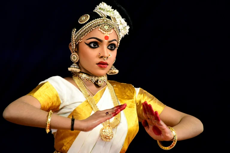കേരള സ്കൂൾ കലോത്സവ വേദിയിൽ മോഹിനിയാട്ടം അവതരിപ്പിക്കുന്ന വിദ്യാർത്ഥിനി