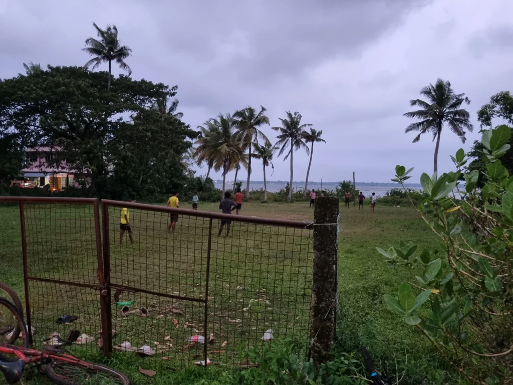 മലബാറിലെ മൺമൈതാനത്ത് ഫ്ളഡ്‌ലൈറ്റ് വെളിച്ചത്തിൽ നടക്കുന്ന സെവൻസ് ഫുട്ബോൾ മത്സരം